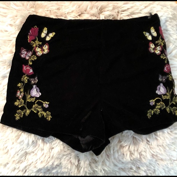 Black velvet high waisted shorts with embroidery - Picture 1 of 4